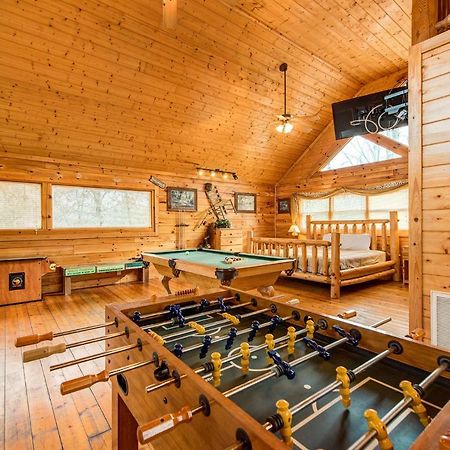 Secret Romance, 2 Bedrooms, Sleeps 8, Pool Table, Hot Tub, Arcade แกตลิงเบิร์ก ภายนอก รูปภาพ