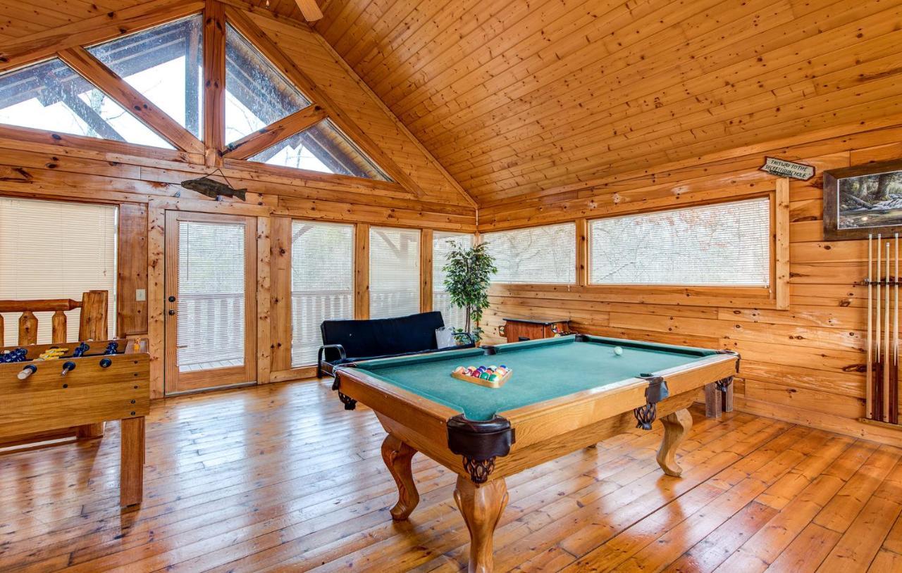 Secret Romance, 2 Bedrooms, Sleeps 8, Pool Table, Hot Tub, Arcade แกตลิงเบิร์ก ภายนอก รูปภาพ